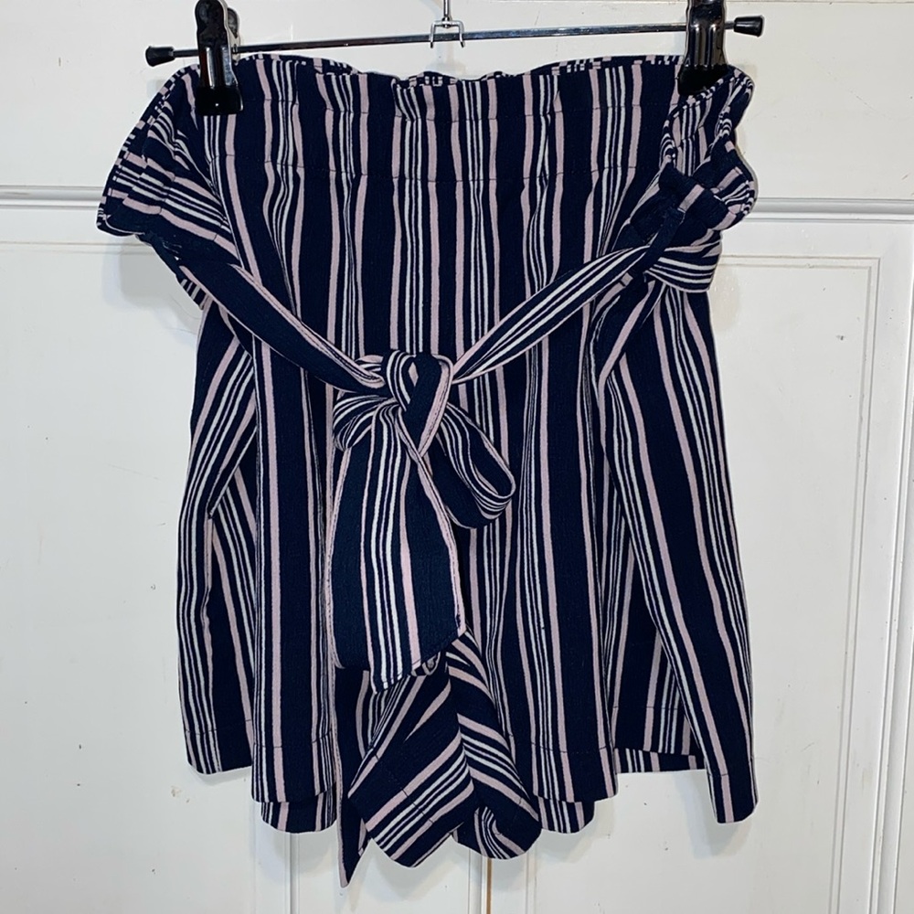 Medium Loft striped shorts with pockets, stretchy waistband & detachable belt.
